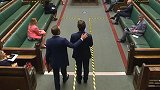 下议院内与同事勾肩搭背引热议 英卫生大臣辩称：因为我是人啊！