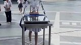 上身时机器人，下身看起来就是人腿