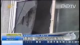 居民家起大火孩子被困 消防砸墙灭火