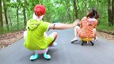 哥哥姐姐和小萝莉滑滑板比赛，警察来制止