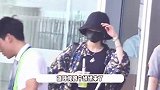 杨幂接机听取“娘”声一片，一袭黑裙长衫美得很松弛，完全是妈妈级别