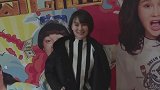 赵本山女儿球球现身拍戏现场，演打戏摔倒扑到双层软垫上