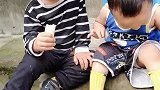 我就抬头一秒钟，手中的香蕉就被弟弟吃了