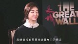景甜不愧是“人间富贵花”，T恤加背心明显多一件，却穿出时尚感