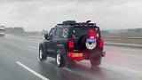坦克雨天高速行驶，大家看看有多霸气！