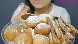 美女吃的什么食物，应该是油炸食品