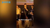刘昊然活动被男粉撒娇喊宝贝，下一秒他的表情，承包一年笑点