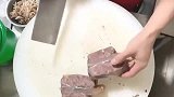 拉面馆切牛肉的厨师，切出来的肉片非常薄，老板非常喜欢这位厨师