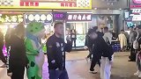 小青蛙被踩爆丢进垃圾桶，青蛙人偶瞬间愣住了