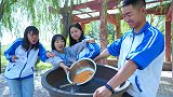 食堂打饭凭运气，没想学生把把抽到巨型碗，运气真是太好了