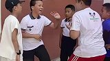 学生们课间玩波波攒，高手过招风驰电掣