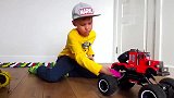 家里的玩具车都坏了，小男孩突发奇想组装新玩具车，太酷了