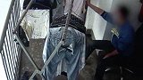 重庆：孤身在外染特殊嗜好，男子频偷女同事内衣被抓