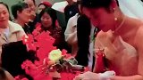 小夫妻结婚，一旁女子的表情亮了