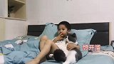 大猫想跑，被小主人一把抱住，斗不过只能乖乖就范陪小主人看电视