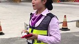 在高速收费站上班的小姐姐，颜值都这么高吗看得我都心动了
