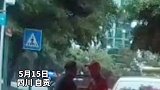 男子背父亲过马路，后方车辆无人催促安静等候温暖