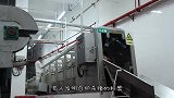 老外发明拔鸡毛神器，只需3分钟，黑鸡进去白鸡出来