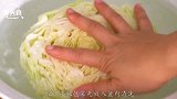 1个胡萝卜，1块包菜，媳妇用它们做成早餐饼，香气四溢超好吃