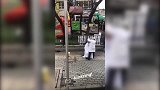上场机会少无碍帕建国好心情 帕托路遇剪头大爷发惊叹