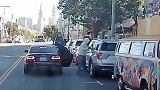 猖狂！美国两名盗贼开豪车沿路砸碎停放的汽车玻璃偷东西
