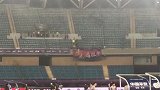直击-青岛远征军入场拉起TIFO 黄海上港迎雨战