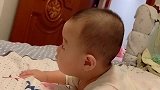 小宝宝趴在床上，接下来的表情好萌，两个大眼珠子瞅来瞅去的！