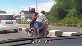 美女套圈套住饲养员，看来是醉翁之意不在酒，命中缺个男朋友啊