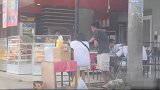 国外恶搞，假装排队买东西突然排队的全部闪人，惊得老板目瞪口呆