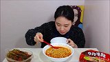 韩国妹子吃中国牛肉面，一口面一口泡菜吃得过瘾