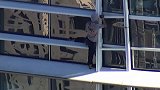 美国：男子徒手攀爬旧金山第一高楼 在楼顶被警察逮捕