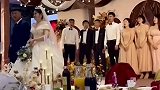 伴郎抢到捧花，直接跨栏式奔向女友