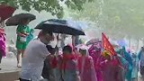山东济宁遭遇强降雨天气。当地一所学校的教师在放学时段冒雨护送学生，全程为学生撑伞避雨，自己却全身湿透