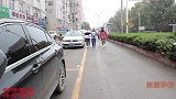 小楠和小艾听说小美见义勇为，进了医院，特意拿好吃的来看小美
