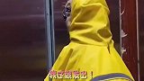 金毛给主人送伞，主人被暖哭，当二哈送伞时，竟被主人一顿揍