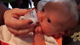 小宝宝第一次用杯子喝奶，尝了两口后一脸发懵，妈妈爆笑！