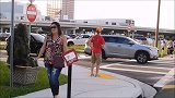 男子伪装成树人恐吓路人，路人纷纷被吓
