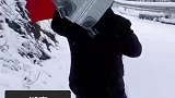 大雪封路，爸爸给复工女儿抗着行李走了十里路，父爱总是无声的