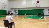 篮球-17年-海沃德养伤练出新技能 坐椅子命中超远三分-专题