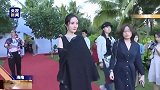 杨幂参加典礼，有谁注意经纪人的举动，太敬业了