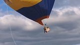 热气球带飞工作人员悬半空 西安白鹿仓景区回应