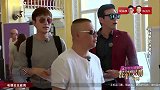 信和贾乃亮去露天大洗浴，他俩奇葩的泳装真是太逗了