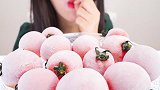 小姐姐吃一桌子的冷冻圣女果，口感绵密，是适合夏天吃的美食呀