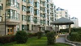 农村人喜欢在县城买房，是不是农村自建房，真的不如城里买房好？