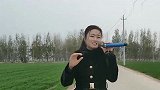 农村媳妇在村头翻唱《爱的世界只有你》，水平专业，嗓音很好听