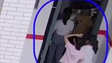 我好想逃却逃不掉，被女同学打一顿