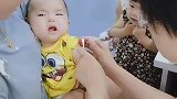 针明明扎在弟弟身上，怎么感觉姐姐比弟弟还要痛呢