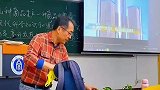 六旬教授上课给百名学生带橘子