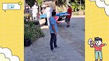 姚晨素颜出行无人识，单手插兜走路太豪放，村口大哥楞看半天