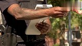 警察竟用自己的驾照剔牙渍，路人反应太有意思了